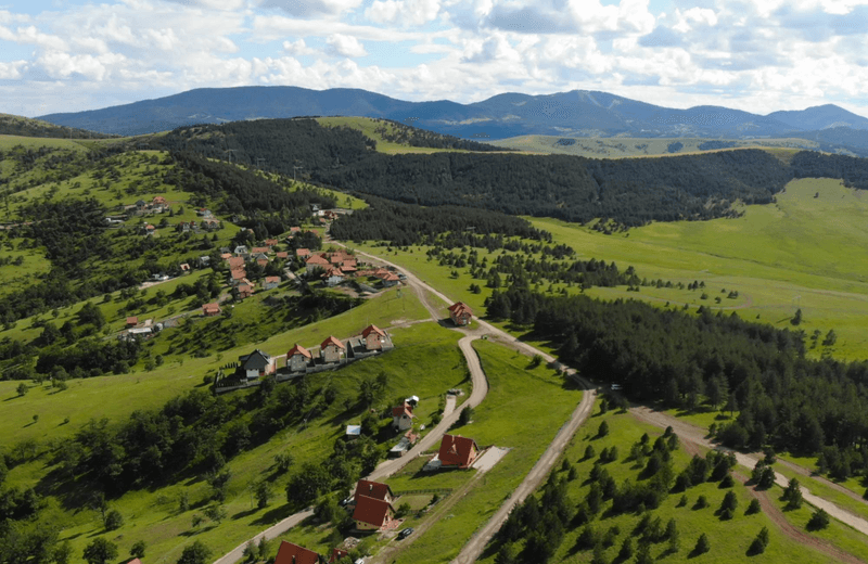 Događaj igre potere na travnatom terenu sa kamenim spomenicima